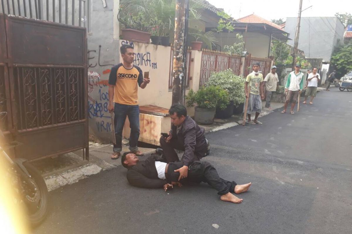 Seorang pelaku pencurian di rumah kosong yang diamankan Bhabjnkamtibmas Kelurahan Jati, Jakarta Timur, Senin (19/6/2017).