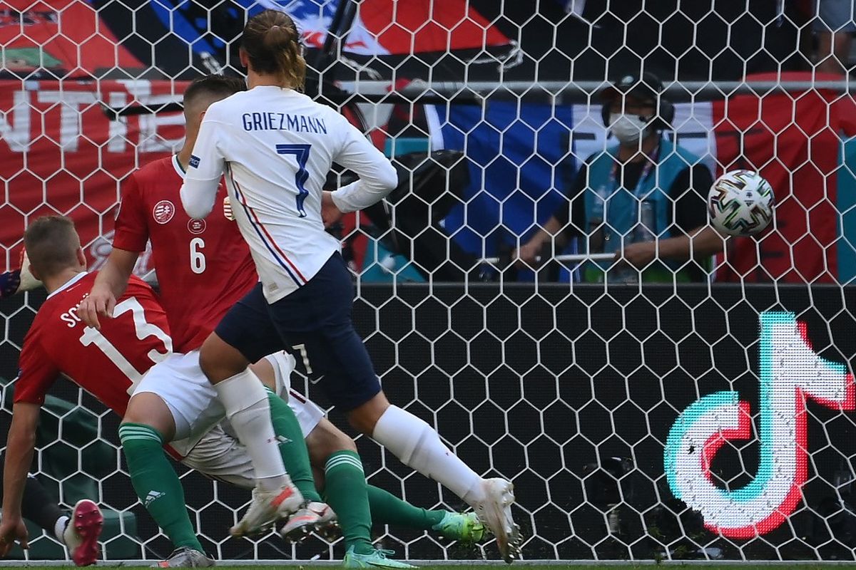 Antoine Griezmann mencetak gol dalam pertandingan Grup F Euro 2020 antara Hongaria dan Perancis di Puskas Arena, Sabtu (19/6/2021) malam WIB. 