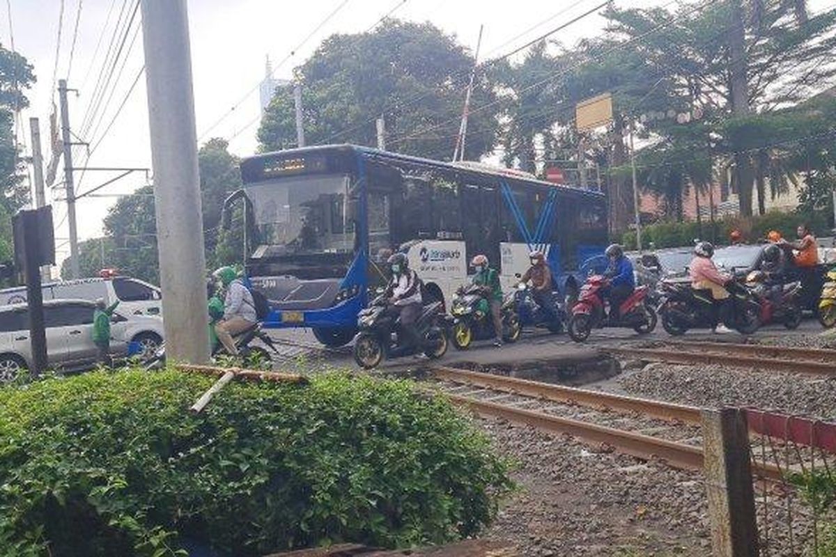 Suasana saat Bus TransJakarta melintas dari arah Latuharhary menuju Halimun, Jakarta Pusat pada Senin (7/11/2022).
