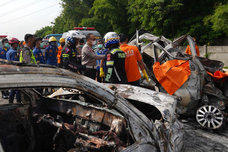Polisi memeriksa bangkai kendaraan yang mengalami kecelakaan di Tol Jakarta-CIkampek KM 58, Karawang Timur, Jawa Barat, Senin (8/4/2024). Kecelakaan yang  melibatkan tiga kendaraan yaitu Bus Primajasa, Grand Max dan Daihatsu Terios tersebut mengakibatkan 12 orang tewas. ANTARA FOTO/Awaludin/Ak/nz
