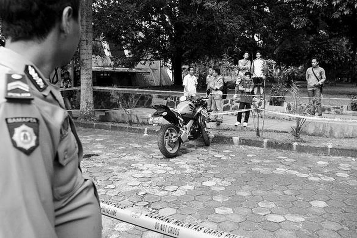 Polisi berjaga di lokasi parkir di depan Masjid Al Hurriyah, Kampus Institut Pertanian Bogor, Kecamatan Dramaga, Kabupaten Bogor, Jawa Barat, Jumat (25/5). Di lokasi itu, pencuri sepeda motor menembak  dua petugas satuan pengamanan kampus menjelang pelaksanaan shalat Jumat. Kedua petugas itu tewas.