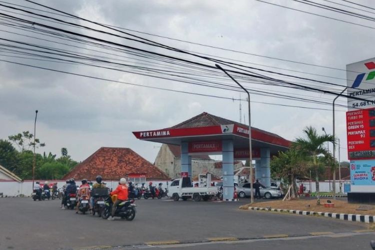 Antrean BBM di Jember Masih Panjang, Bupati Terapkan WFH ASN dan Sekolah Daring