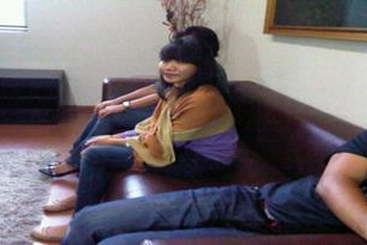 Nadia Dwi Rahma sedang beristirahat di ruang tamu Direktur Reserse Umum Polda Metro Jaya, Jumat (4/11/2011)