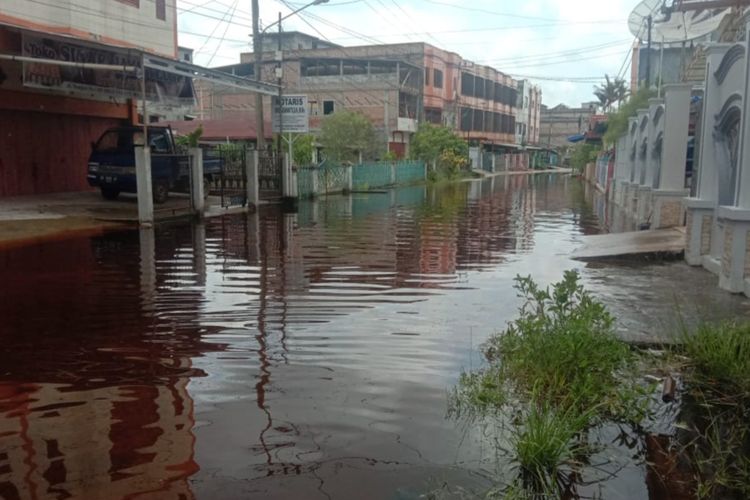 Banjir rob yang melanda permukiman warga Kota Dumai, Riau, Sabtu (6/11/2021).