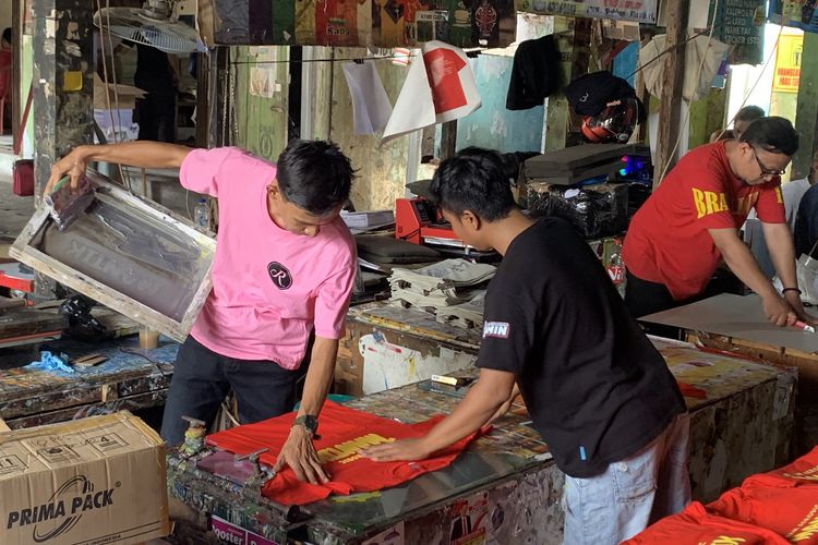 Ruko percetakan dan sablon milik Ratman di Jalan Ir Juanda, Kota Bekasi, Selasa (16/1/2024). Ratman meraup keuntungan dua kali lipat pada masa kampanye Pemilu 2024.