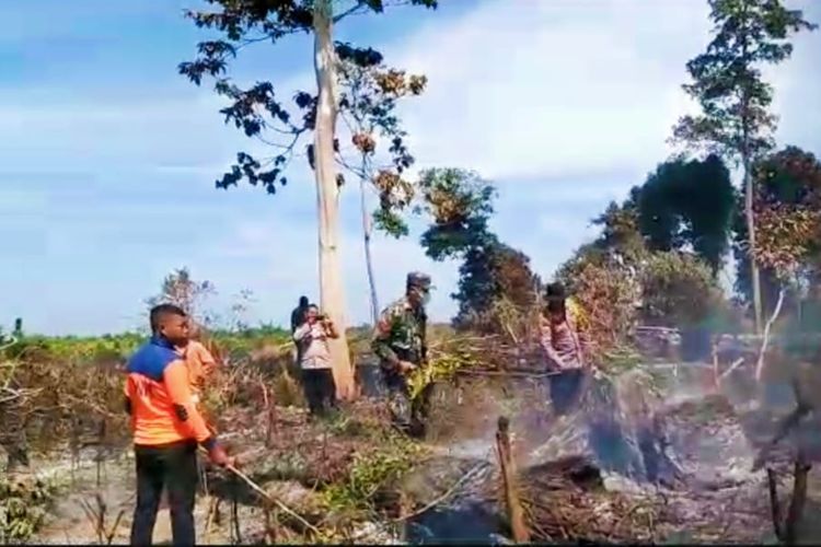 Petugas gabungan berjibaku memadamkan api kebakaran hutan di Desa Kepenuhan Tengah, Kecamatan Kepenuhan, Kabupaten Rokan Hulu, Riau, Rabu (26/7/2023). 