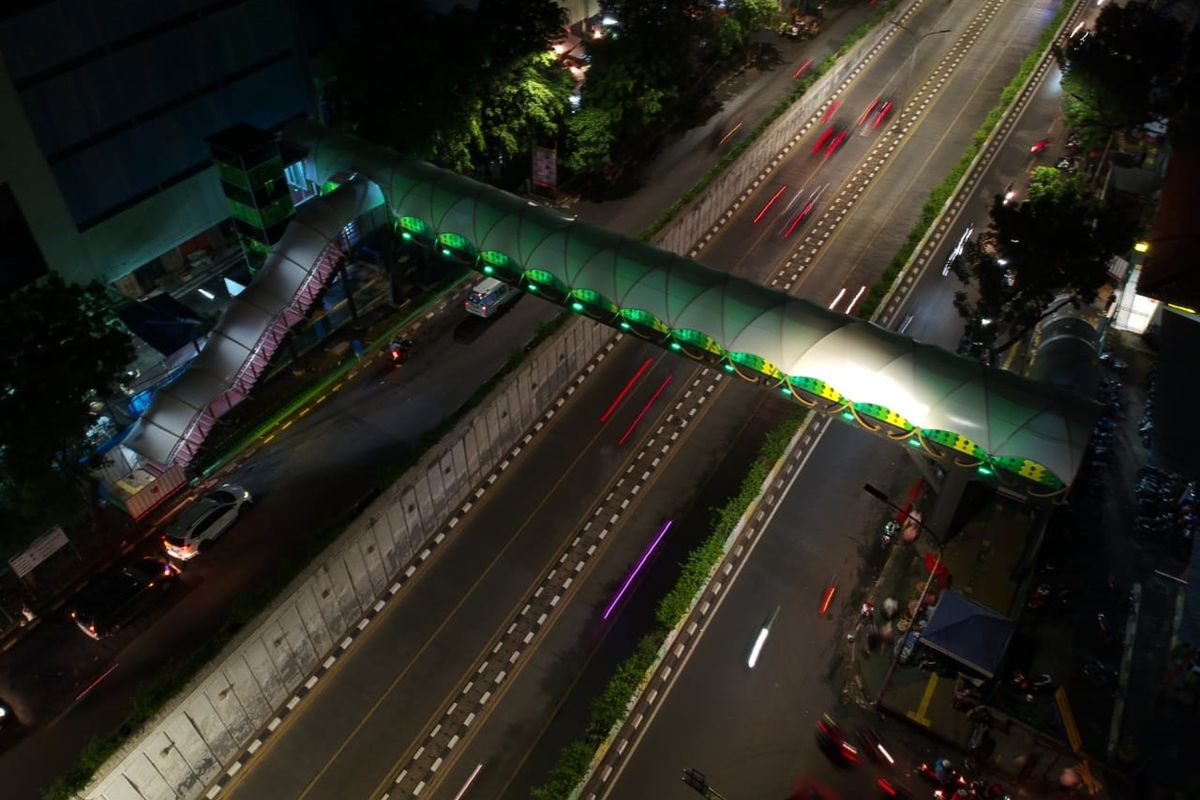 Suasana Jembatan Penyebrangan Orang Pasar Minggu, Jakarta Selatan pasca direvitalisasi