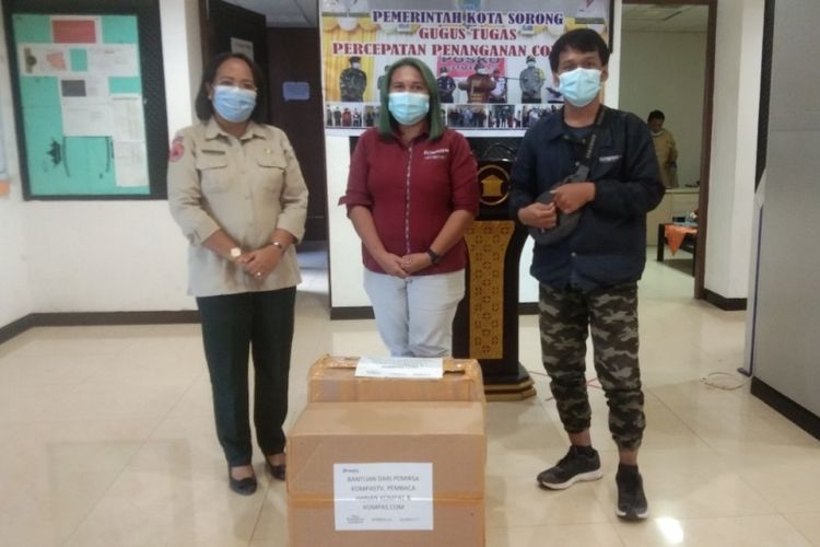 Penyaluran bantuan APD di kantor Satgas Covid-19, Sorong, Papua Barat, Selasa (29/9/2020).