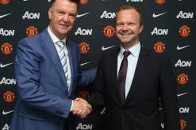 Manajer Manchester United, Louis van Gaal bersama Direktur MU, Ed Woodward.