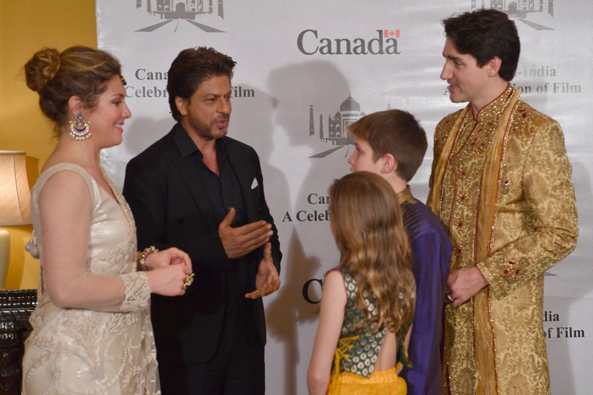 Perdana Menteri Kanada Justin Trudeau dan keluarganya bertemu Shahrukh Khan saat mengunjungi Mumbai