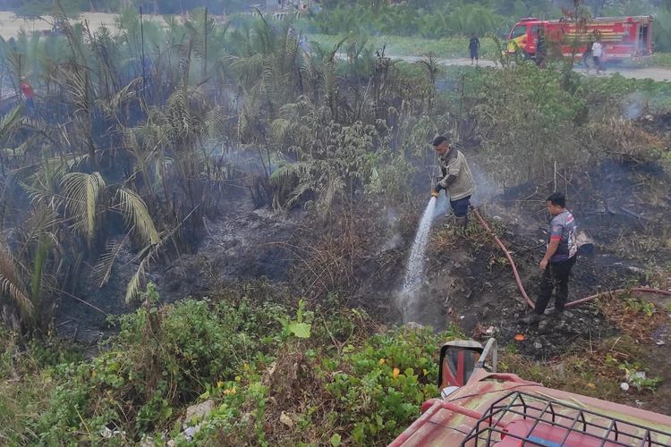 Lahan Dekat Rumah Ketua Satgas Karhutla Mamuju Terbakar, 2 Armada Damkar Diterjunkan
