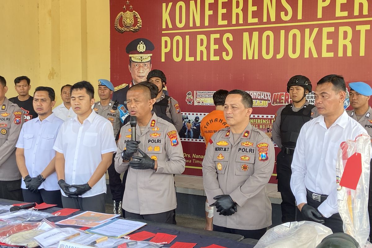 Polres Mojokerto merilis kasus penemuan korban mutilasi di Pacet, Senin (8/9/2025).