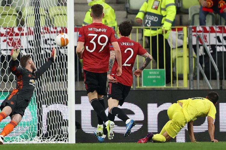 Penyerang Villarreal Gerard Moreno mencetak gol ke gawang Manchester United pada laga final Liga Europa antara Villarreal dan Man United di Stadion Gdansk, Kamis (27/5/2021) dini hari WIB.