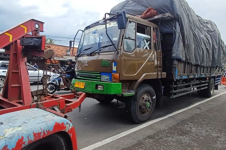 Kecelakaan lalu lintas maut kembali terjadi di jalur padat Purworejo–Kutoarjo. Insiden tragis ini melibatkan sebuah mobil penumpang dan truk bermuatan kapas di Jalan Gajah Mada, tepatnya di depan Pasar Grantung, Kecamatan Bayan, Kabupaten Purworejo, pada Sabtu (10/1/2026).