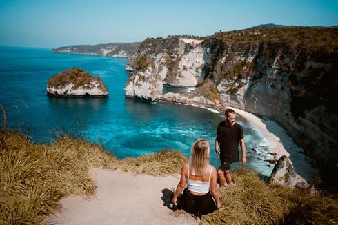 Benarkah Pembukaan Pariwisata Bali untuk Turis Asing Ditunda?