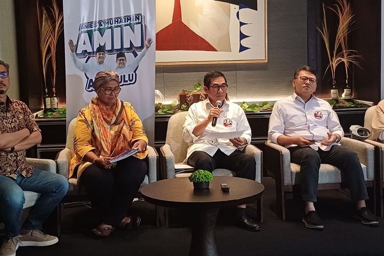Ketua Dewan Pakar Timnas Anies-Muhaimin, Hamdan Zoelva saat konferensi pers pembacaan 8 Amanat Perubahan di Hotel Bimasena, Jakarta Selatan, Rabu (29/11/2023).