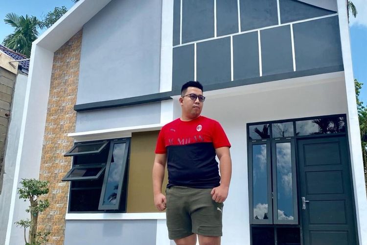 Hendri Saputra yang akrab dipanggil Alunk seorang pengusaha property asal Kota Pontianak, Kalimantan Barat (Kalbar) melelang sebuah rumah miliknya untuk membantu penanganan Covid-19. Rumah yang dilelang Alunk memiliki type 36, berada di Jalan Ampera, Kecamatan Pontianak Kota, Kota Pontianak.