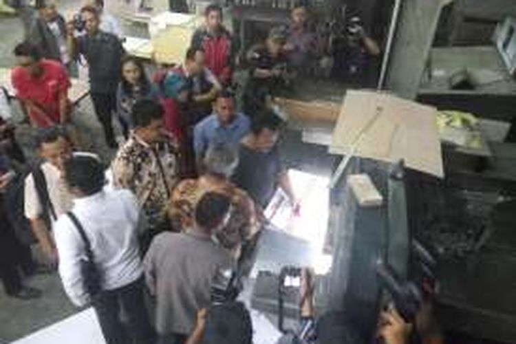 Ketua KPU Juri Ardiantoro sedang mengamati proses cetak surat suara pilkada wilayah Banten di percetakan PT Dian Rakyat di Kawasan Industri Pulo Gadung, Jakarta Timur, Rabu (11/1/2017).