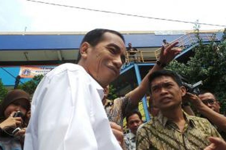 Gubernur DKI Jakarta Joko Widodo kembali mendatangi Blok G Pasar Tanah Abang, Jakarta Pusat, Senin (12/8/2013). Dia memeriksa beberapa fasilitas yang seharusnya sudah diperbaiki oleh PD Pasar Jaya.