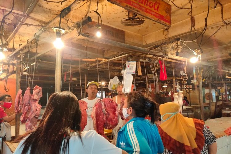 Pedagang daging tengah melayani pelanggan di Pasar Serpong, Tangerang Selatan, Selasa (13/4/2021).