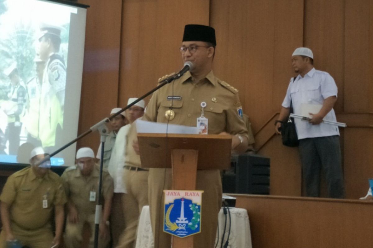 Gubernur DKI Jakarta, Anies Baswedan, saat memberikan sambutan di acara Tasyakuran Pencapaian Target Penerimaan Pajak dan Retribusi Daerah Tahun 2017. Acara ini digelar di Gedung Dinas Teknis Abdul Muis lantai 2, Jalan Abdul Muis No.66 Gambir, Jakarta Pusat, Selasa (2/1/2018).