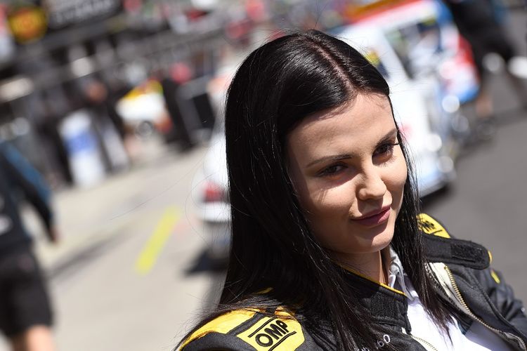 Sebuah foto yang diambil pada 5 Oktober 2016 menunjukkan pebalap Australia Renee Gracie tersenyum selama wawancara media saat bersiap untuk balapan Bathurst 1000 di Sirkuit Mount Panorama di Bathurst.