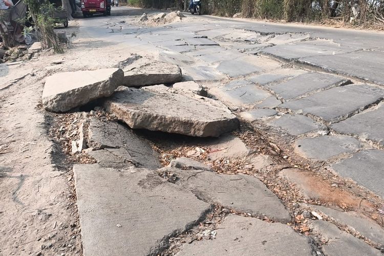 Jalan di Tangerang Rusak bak 