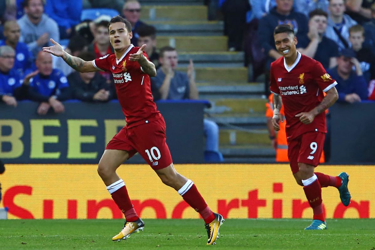 Philippe Coutinho merayakan gol Liverpool ke gawang Leicester City yang dicetak melalui tendangan bebas di Stadion King Power, Sabtu (23/9/2017).