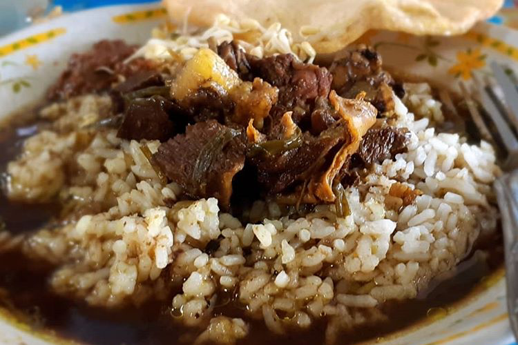 Rawon di Warung Sederhana Pojok Gubeng