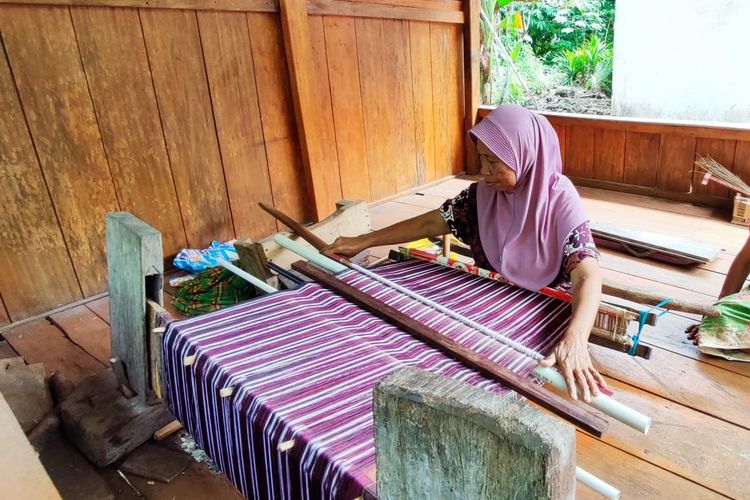 Salah seorang warga Desa Liya Togo, Wangi-wangi, Wakatobi, Sulawesi Tenggara sedang menenun kain, Minggu (18/6/2023).