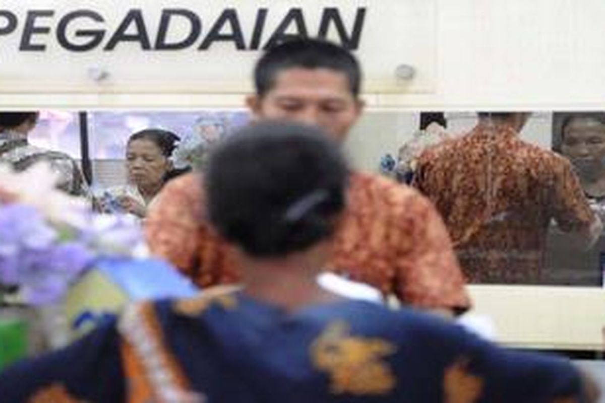 Warga bertransaksi di Pegadaian Cabang Tanah Abang, Petamburan, Jakarta Pusat, Jumat (19/8/2011). Pegadaian menjadi salah satu tumpuan masyarakat yang membutuhkan dana cepat.
