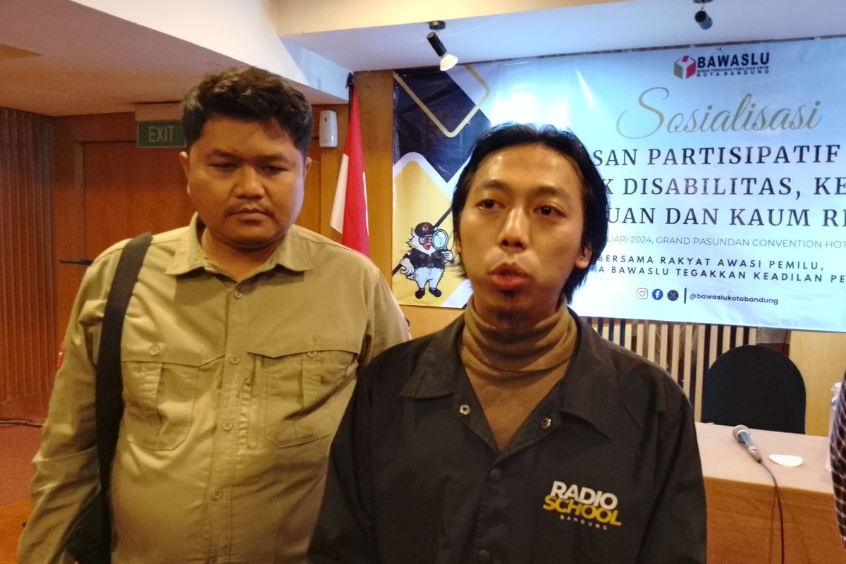 Kordiv Pencegahan, Parmas dan Humas Bawaslu Kota Bandung Bayu Muhammad usai sosialisasi pengawasan partisipasi di Grand Pasundan, Kota Bandung, Jawa Barat, Jumat (26/1/2024).