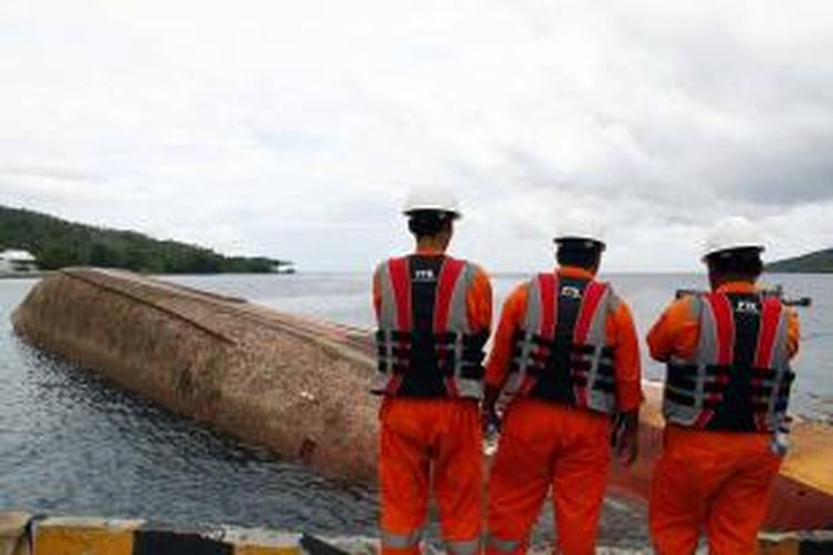 Bangkai kapal tangker MT. Sumber Mutiara IX yang tenggelam di pelabuhan Tagulandang, Kabupaten Sitaro, Sulut setelah sebelumnya meledak dan terbakar.