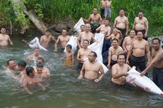 Jelang Ramadhan, Bupati Jepara dan Pimpinan Parpol Mandi di Sungai Tempur Bareng Warga