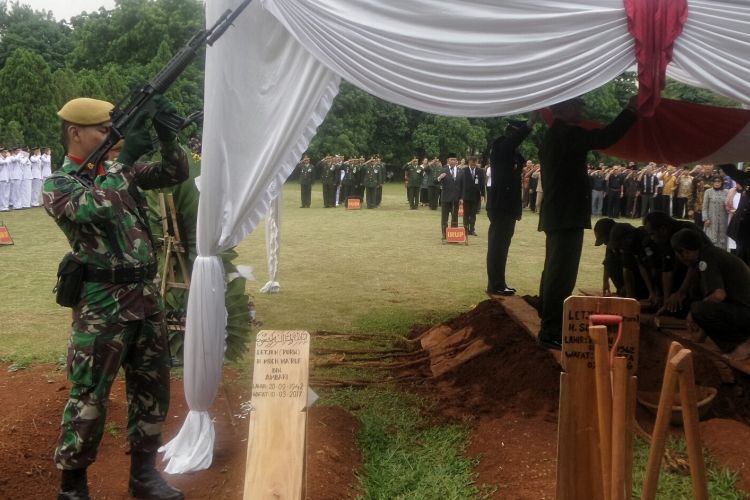 Tembakan salvo iringi pemakaman Mantan Menteri Dalam Negeri Letnan Jenderal TNI (Purn) Mohammad Maruf di Taman Makam Pahlawan, Kalibata, Jakarta Selatan, Jumat (10/3/2017).
