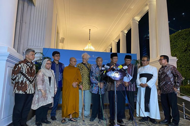 Sejumlah tokoh dari Gerakan Nurani Bangsa (GNB) usai bertemu Presiden Prabowo Subianto selama tiga jam sejak pukul 16.30 WIB hingga 19.55 WIB di Kompleks Istana Kepresidenan, Jakarta Pusat, Kamis (11/9/2025). 