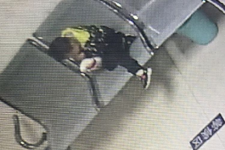 Foto yang diambil dari kamera CCTV di sebuah kantor polisi di kota Hangzhou, China memperlihatkan bocah yang ditinggal ibunya di sebuah gerai KFC.