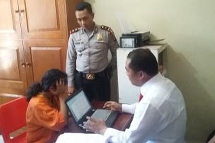 Pelaku Hariyanti  Lendek menjalani proses penyidikan di Polsek Denpasar Selatan