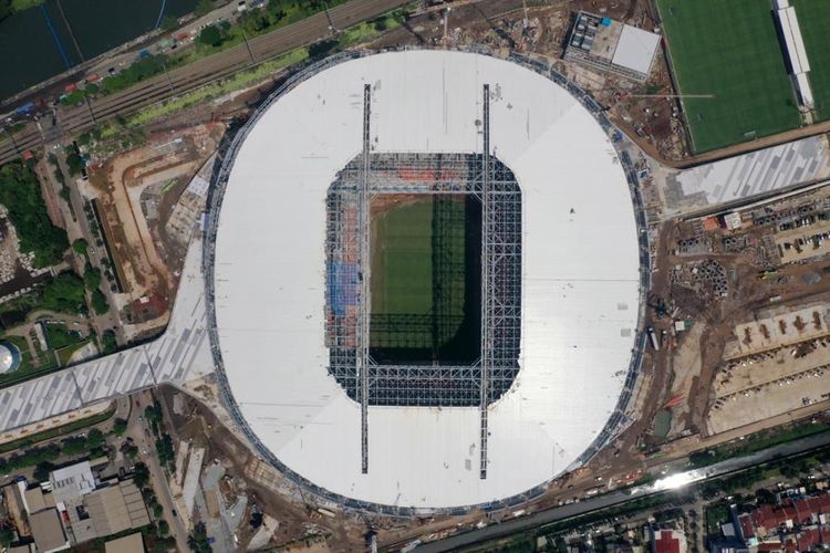 PT Jakarta Propertindo (Jakpro) telah memasang metal atap atau metal sheet Jakarta Internasional Stadium (JIS).