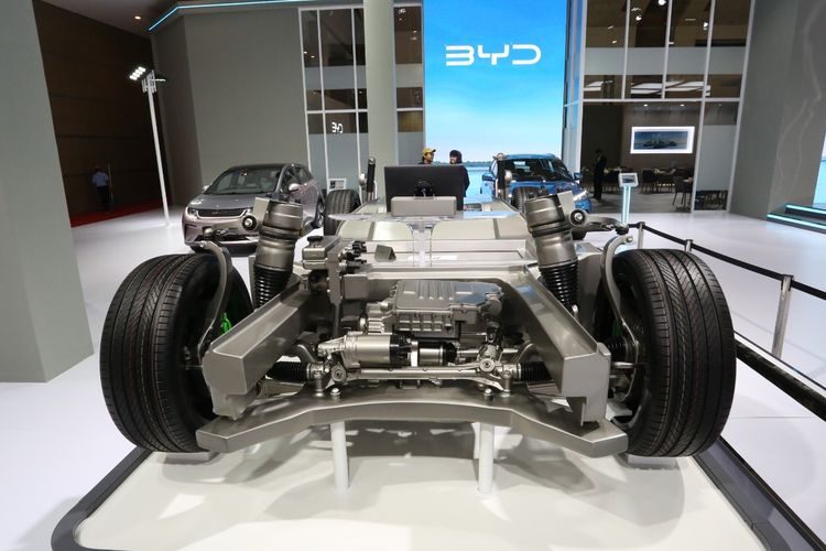 BYD Pamer Teknologi ke Pengunjung IIMS 2024