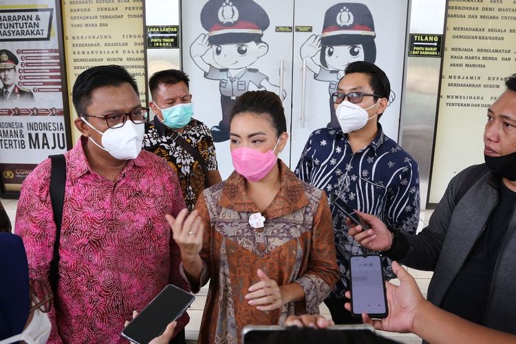 Rahayu Saraswati Djojohadikusumo usai melaporkan kasus pelecehan seksual yang dialaminya ke Mapolres Tangerang Selatan, Selasa (10/11/2020)