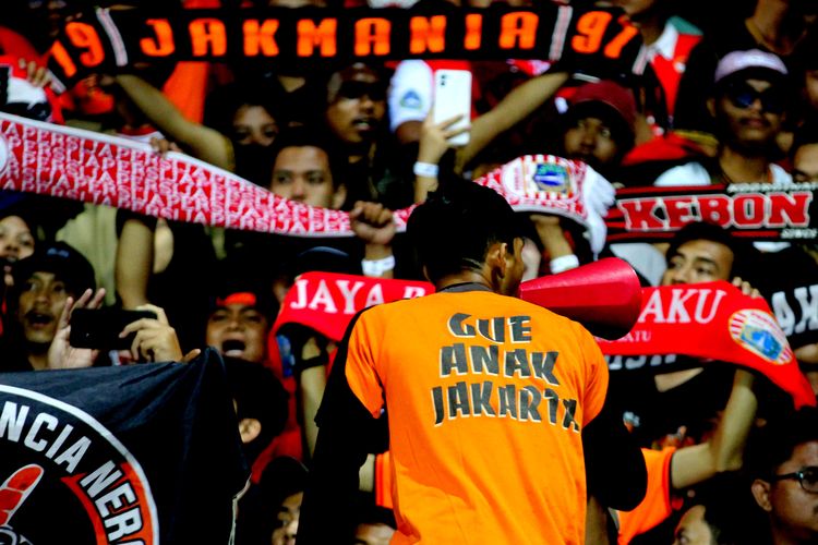 Suporter Persija Jakarta mendukung tim saat pertandingan pekan ke-7 Liga 1 2022-2023 melawan Arema FC yang berakhir dengan skor 0-1 di Stadion Kanjuruhan Kepanjen, Kabupaten Malang, Minggu (28/8/2022) malam.