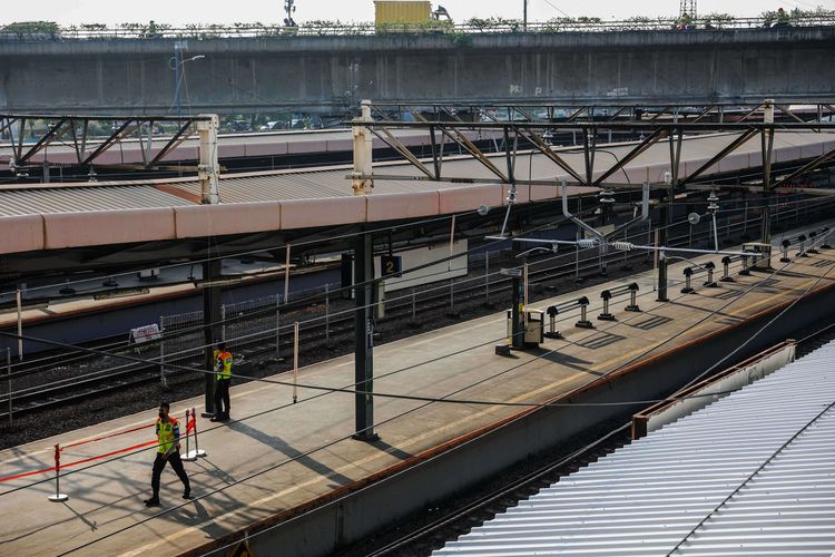 Suasana Stasiun Tanah Abang pasca rekayasa perjalanan KRL di Tanah Abang, Jakarta Pusat, Jumat (7/5/2021). PT Kereta Api Indonesia (Persero) membatasi kapasitas tempat duduk penumpang menjadi 80 persen untuk KA Jarak Jauh dan 70 persen untuk KA Lokal. Pembatasan ini untuk menciptakan physical distancing (menjaga jarak) antar penumpang di tengah lonjakan kasus Covid-19 akibat varian Omicron.