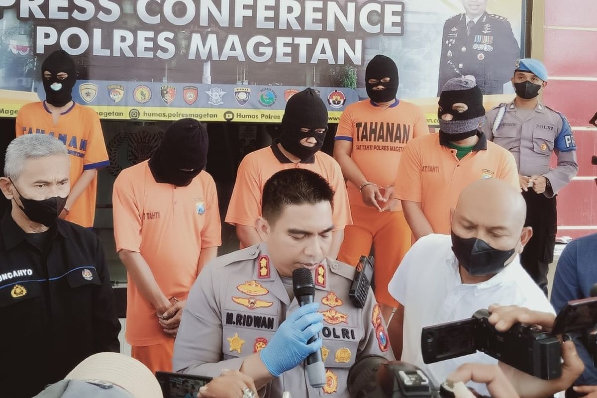 Kapolres Magetan AKBP Muhammad Ridwan, 3 pelaku penjualan pupuk palsu diamankan di Kabupaten Magetan saat mereka akan menjual pupuk kepada petani. Para pelaku yang sudah 3 kali menjual pupuk palsu menjual pupuk diatas harga pupuk asli. *** Local Caption *** Kapolres Magetan AKBP Muhammad Ridwan, 3 pelaku penjualan pupuk palsu diamankan di Kabupaten Magetan saat mereka akan menjual pupuk kepada petani. Para pelaku yang sudah 3 kali menjual pupuk palsu menjual pupuk diatas harga pupuk asli.