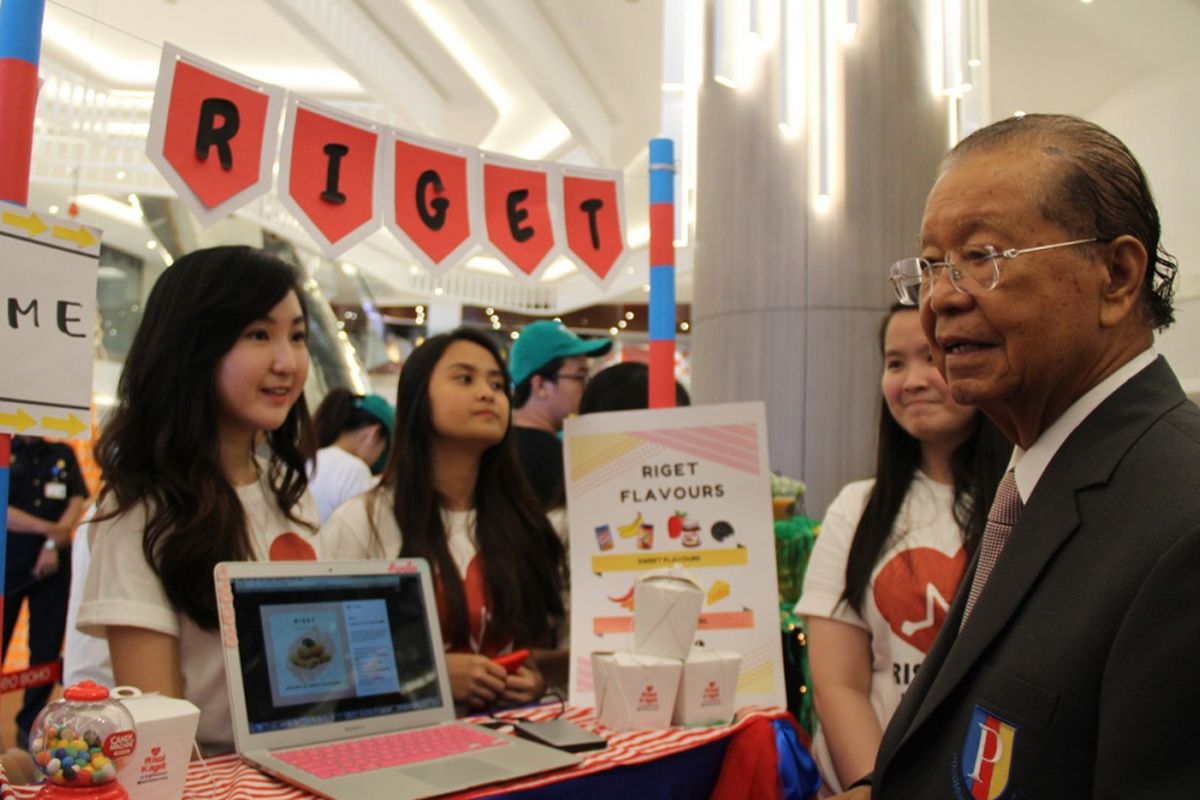 
Rektor Podomoro University (PU) Dr. Cosmas Batubara menyaksikan para mahasiswa PU memamerkan bisnis Riget Flavours dalam pameran di Neo SOHO Podomoro City, Jakarta.
