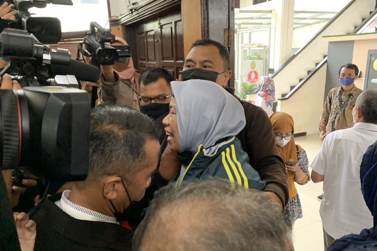 Salah satu korban CPNS bodong Olivia Nathania teriak histeris dan jatuh tersungkur setelah mendengar vonis hakim di Pengadilan Negeri Jakarta Selatan, Senin (28/3/2022).