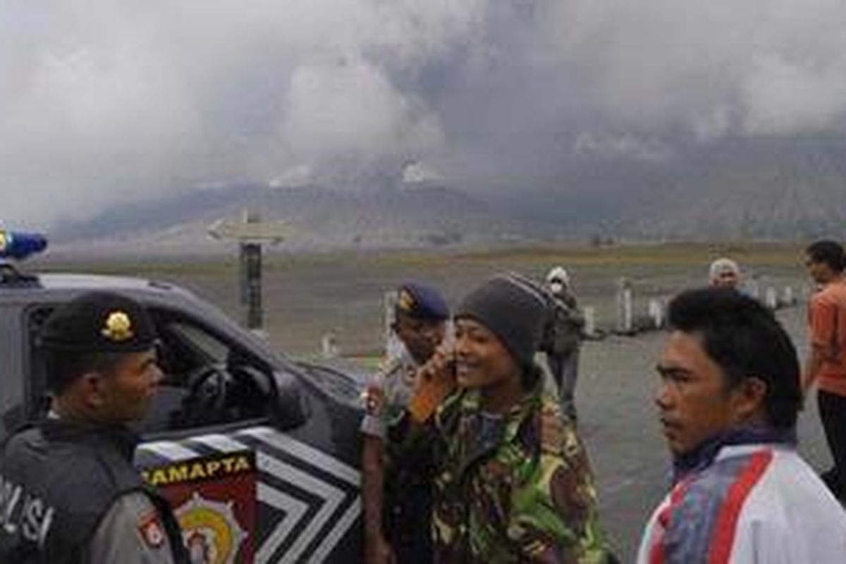 Polisi berbicara dengan warga yang melintasi jalur tertutup untuk umum dalam radius  kurang dari 3 kilometer dari Gunung Bromo di Desa Ngadisari, Kecamatan Sukapura, Probolinggo, Senin (29/11/2010). Meski telah ditutup sejak status awas Bromo, sejumlah warga masih melintasi kawasan tersebut.