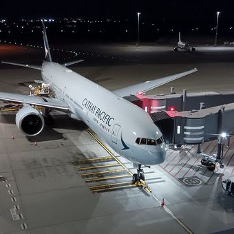 Pesawat Boeing 777 yang dioperasikan Cathay Pacific terlihat di Bandara Perth, Australia.