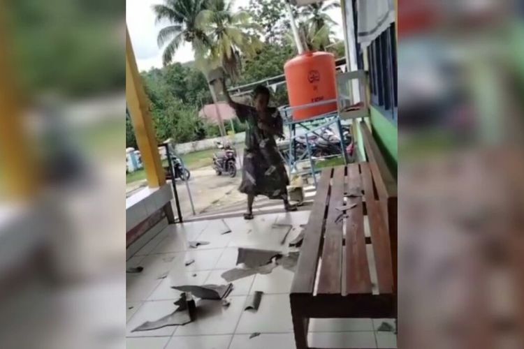 Sebuah video seorang ibu rumah tangga, Wa Uma (50), mengamuk di teras puskesmas Kecamatan Lohia, Kabupaten Muna, Sulawesi Tenggara, viral di media social, Senin (22/1/2024).