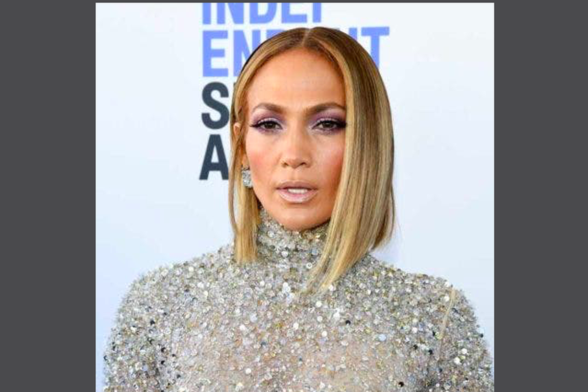 Jennifer Lopez saat tampil dengan gaya rambut midi bob.